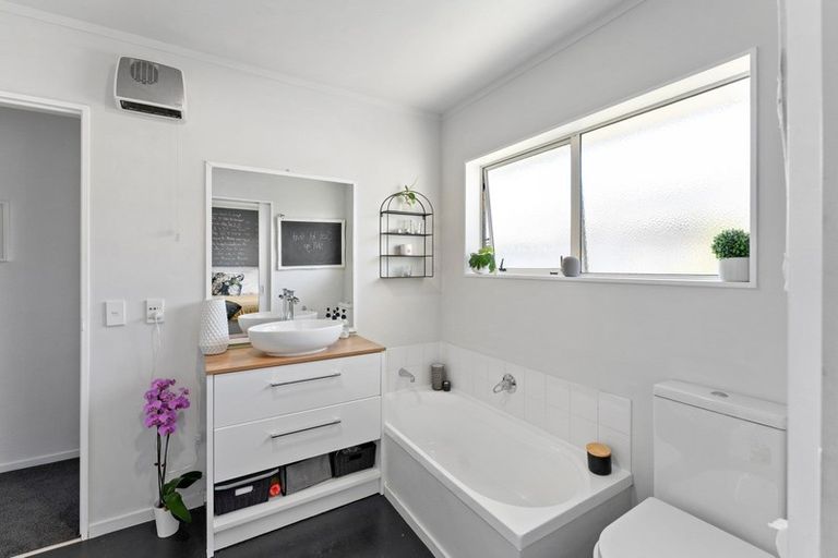 Photo of property in 5a Hemi Street, Waikanae, 5036