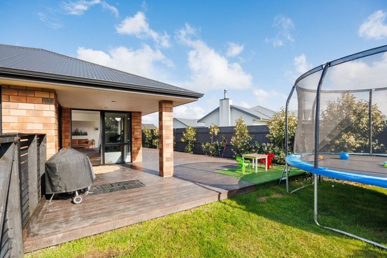 Photo of property in 35 Chestnut Close, Kelvin Grove, Palmerston North, 4414