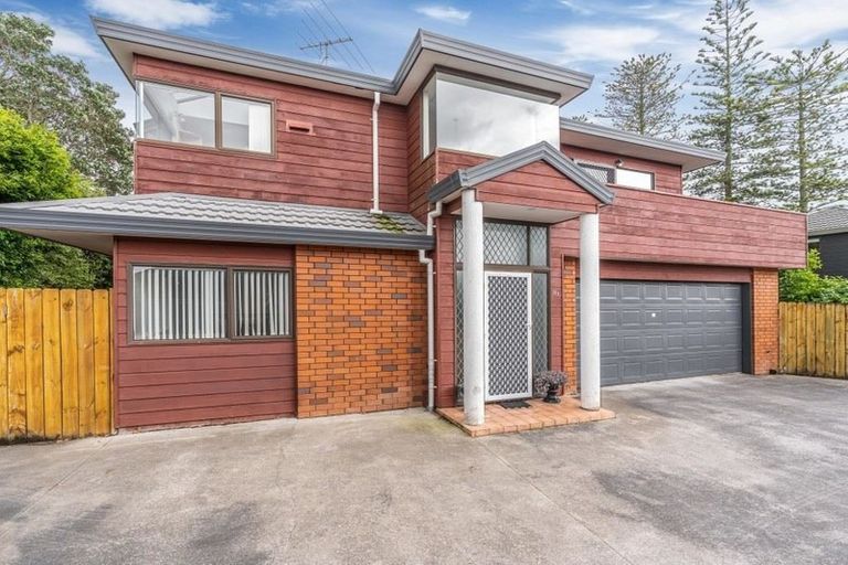 Photo of property in 2/14 Raleigh Road, Northcote, Auckland, 0627