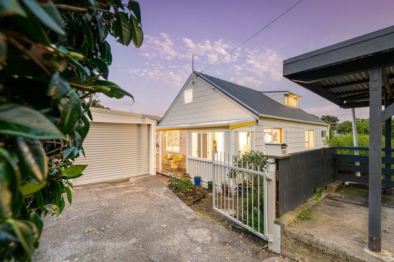 Photo of property in 104 Tauhinu Road, Miramar, Wellington, 6022
