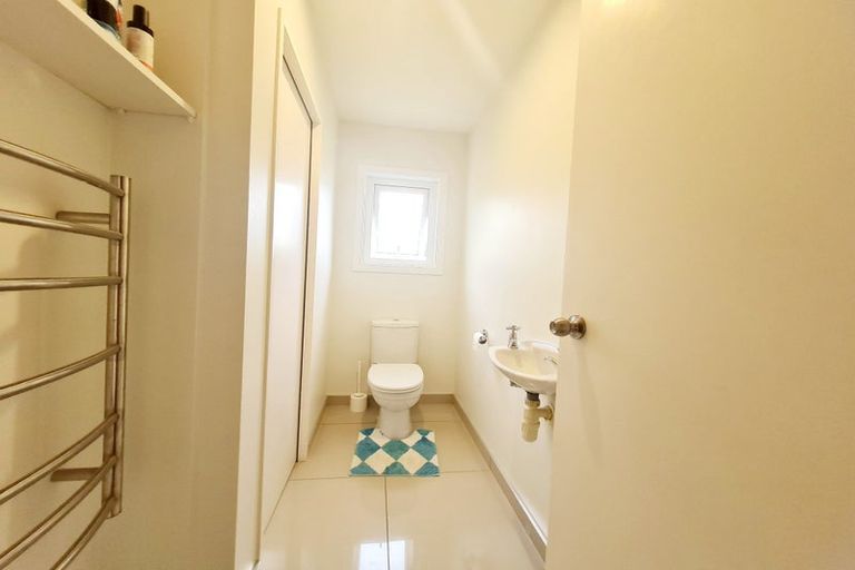 Photo of property in 31 Mandeville Place, Unsworth Heights, Auckland, 0632