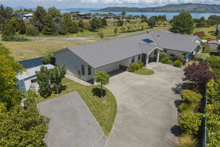 Photo of property in 5 Pukenamu Road, Rainbow Point, Taupo, 3330