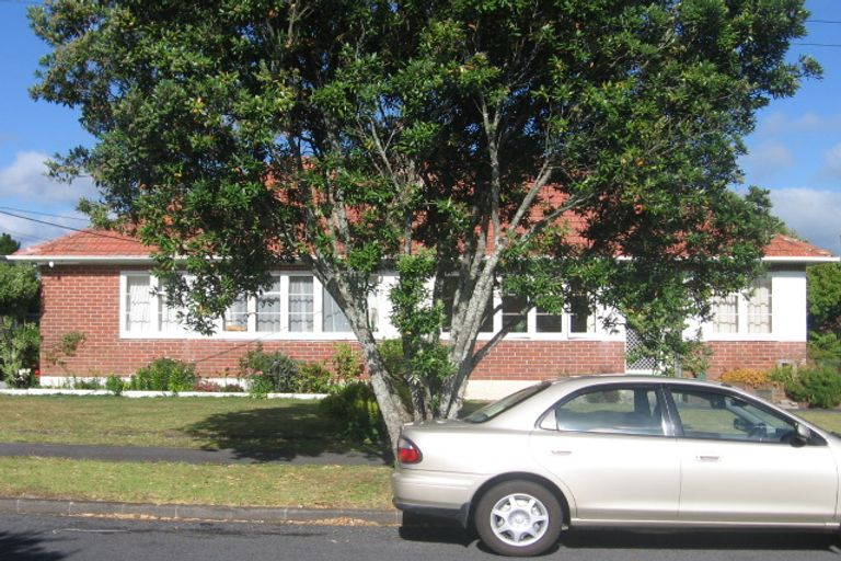 Photo of property in 16 Reid Road, New Lynn, Auckland, 0600