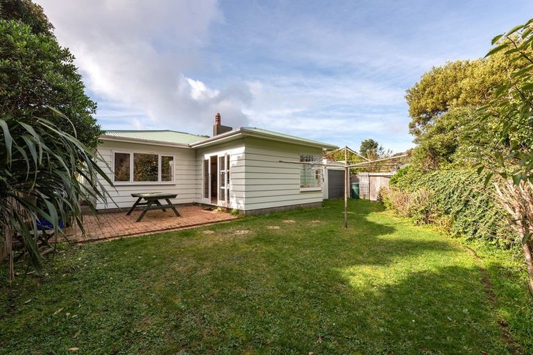 Photo of property in 8 Miles Crescent, Newlands, Wellington, 6037