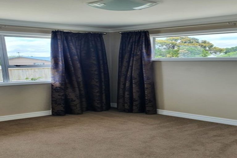 Photo of property in 27 Pahi Place, West Harbour, Auckland, 0618