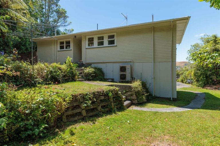 Photo of property in 29 Kahikatea Grove, Paparangi, Wellington, 6037