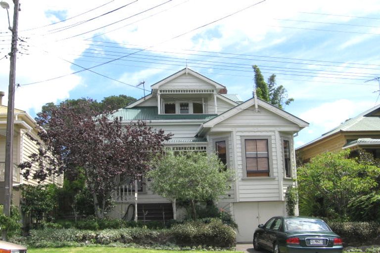 Photo of property in 21 Roslyn Terrace, Stanley Point, Auckland, 0624