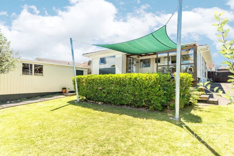 Photo of property in 2/4214a Great North Road, Glendene, Auckland, 0602