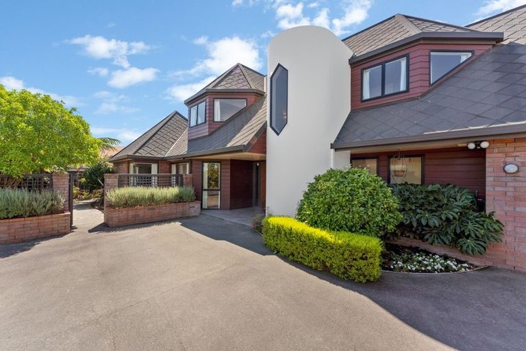 Photo of property in 16 Fraser Court, Roslyn, Palmerston North, 4414