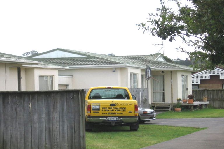 Photo of property in 1/156 Beach Haven Road, Beach Haven, Auckland, 0626