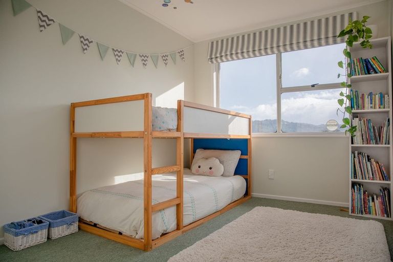 Photo of property in 8 Halcombe Place, Green Bay, Auckland, 0604