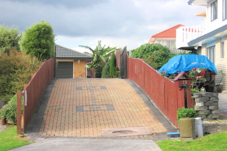 Photo of property in 13 Pelargonium Terrace, Goodwood Heights, Auckland, 2105