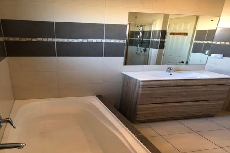 Photo of property in 5 Bezar Place, Flat Bush, Auckland, 2016