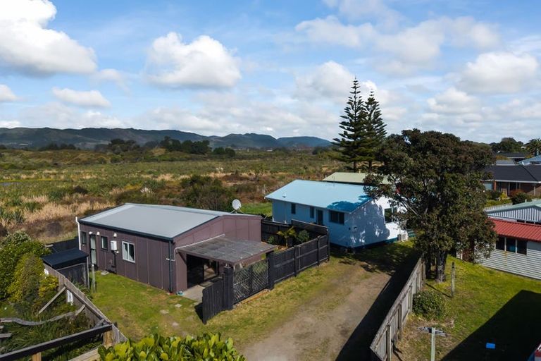 Photo of property in 42 Rutherford Drive, Waikanae Beach, Waikanae, 5036