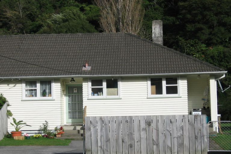 Photo of property in 388-390 George Street, Stokes Valley, Lower Hutt, 5019