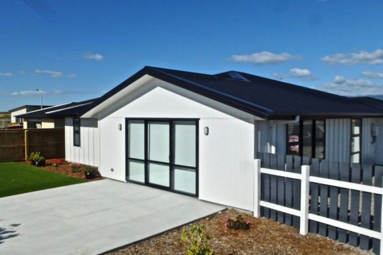 Photo of property in 1 Seagrass Place, Otaki Beach, Otaki, 5512