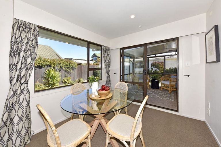 Photo of property in 2/23 Broadfell Avenue, Avonhead, Christchurch, 8042