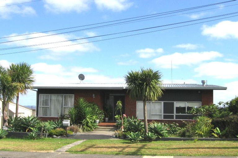 Photo of property in 11 Hadfield Street, Beach Haven, Auckland, 0626