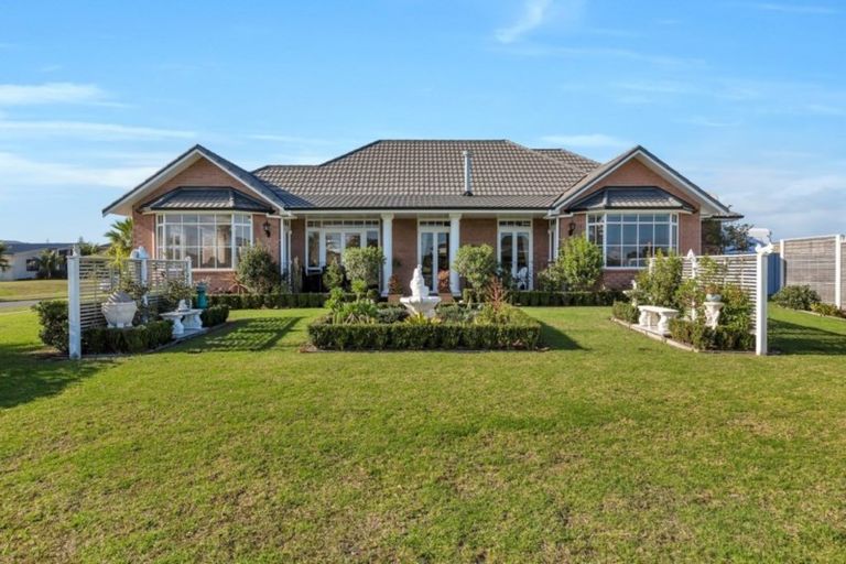 Photo of property in 2 O'farrell Drive, One Tree Point, 0118