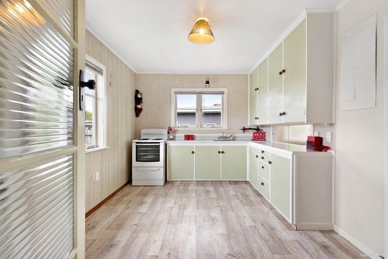 Photo of property in 14 Taikata Road, Te Atatu Peninsula, Auckland, 0610