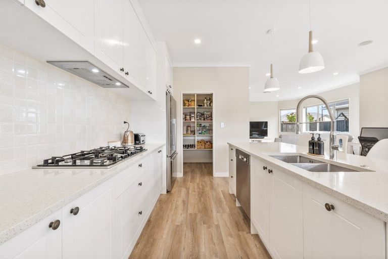 Photo of property in 4 Lewis Younie Road, Kumeu, 0810