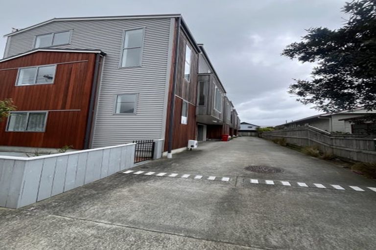 Photo of property in 2/121 Rongotai Road, Kilbirnie, Wellington, 6022