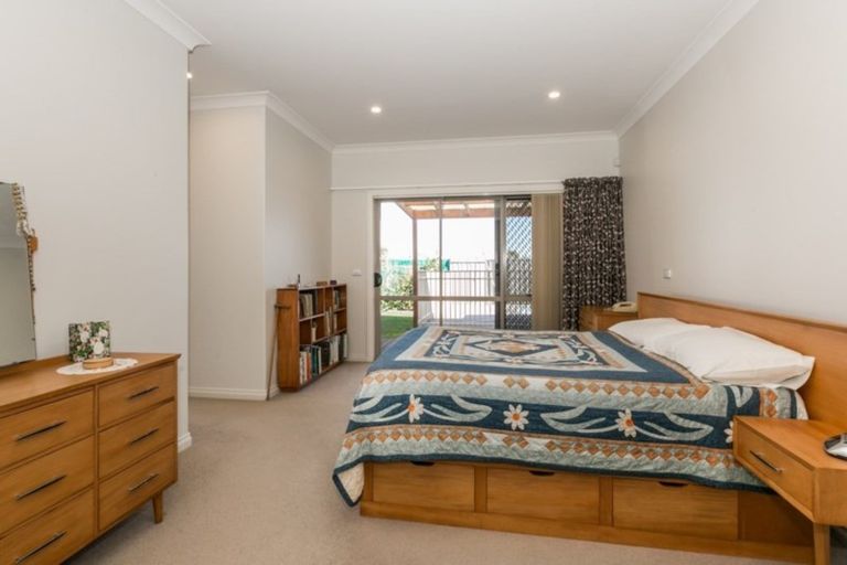 Photo of property in 20 Heynes Place, Clive, 4102