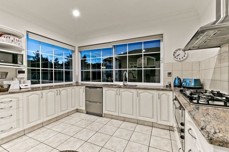 Photo of property in 18 Mansion Court, West Harbour, Auckland, 0618
