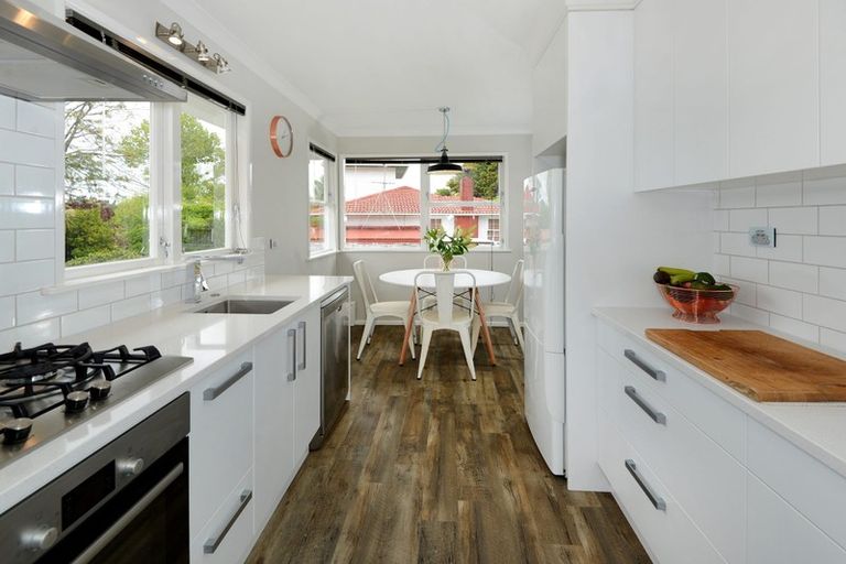 Photo of property in 22 Hatherlow Street, Glenfield, Auckland, 0629