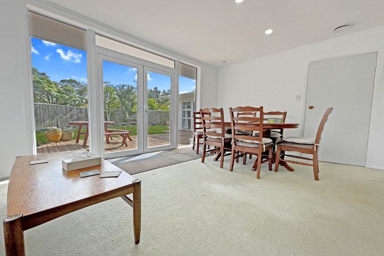 Photo of property in 27 Silverbirch Grove, Churton Park, Wellington, 6037