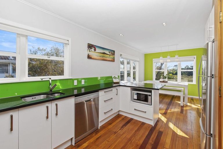 Photo of property in 100 Tiroroa Avenue, Te Atatu South, Auckland, 0610