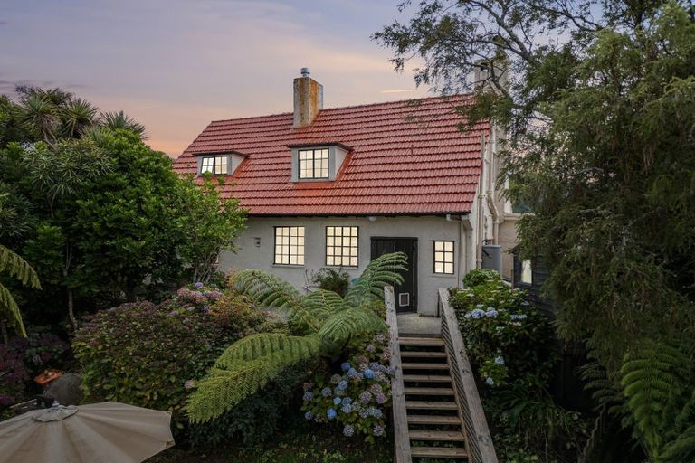 Photo of property in 42 Nicholson Road, Khandallah, Wellington, 6035