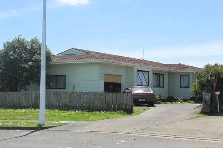 Photo of property in 13 De Bloge Place, Clendon Park, Auckland, 2103