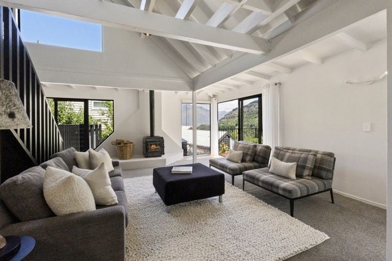 Photo of property in 6 Mackinnon Terrace, Sunshine Bay, Queenstown, 9300