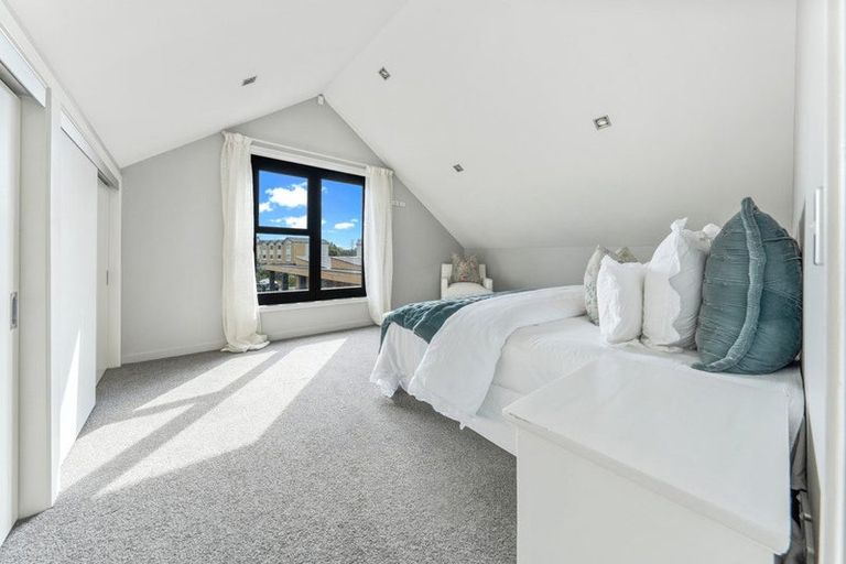 Photo of property in 1/176 Mcleod Road, Te Atatu South, Auckland, 0610