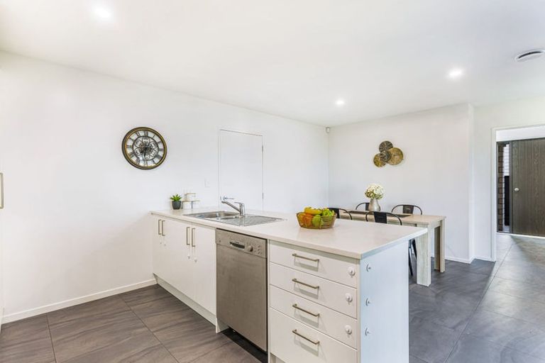 Photo of property in 16 Eric Gifford Drive, Ranui, Auckland, 0612