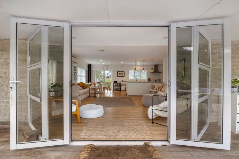 Photo of property in 13 Hartles Place, Mellons Bay, Auckland, 2014