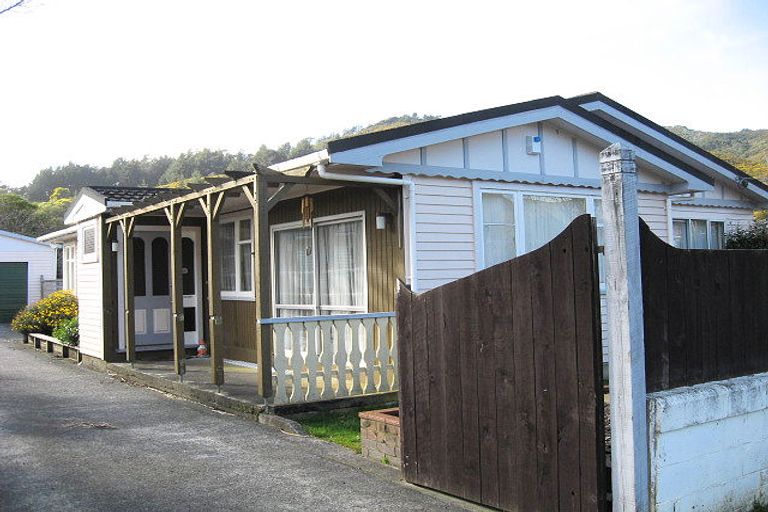 Photo of property in 33 Wood Street, Wainuiomata, Lower Hutt, 5014