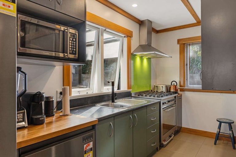 Photo of property in 39 Belt Road, Moturoa, New Plymouth, 4310