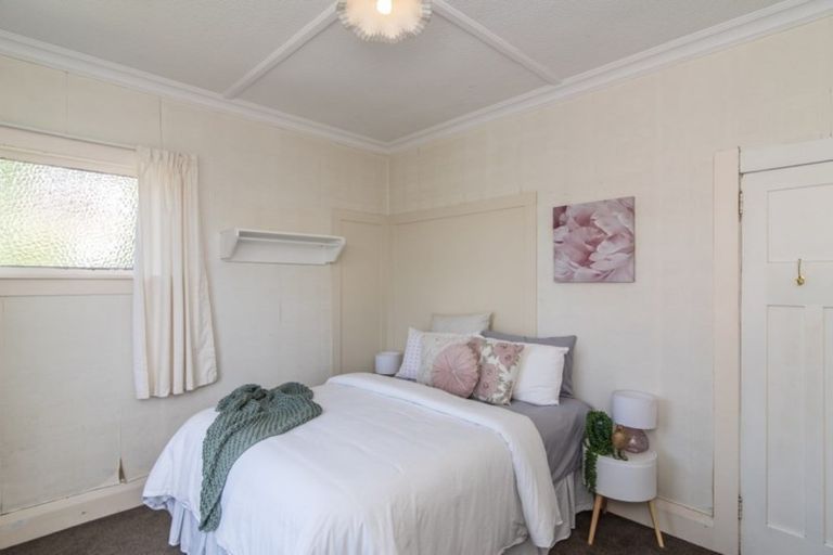 Photo of property in 24 Hungerford Road, Lyall Bay, Wellington, 6022