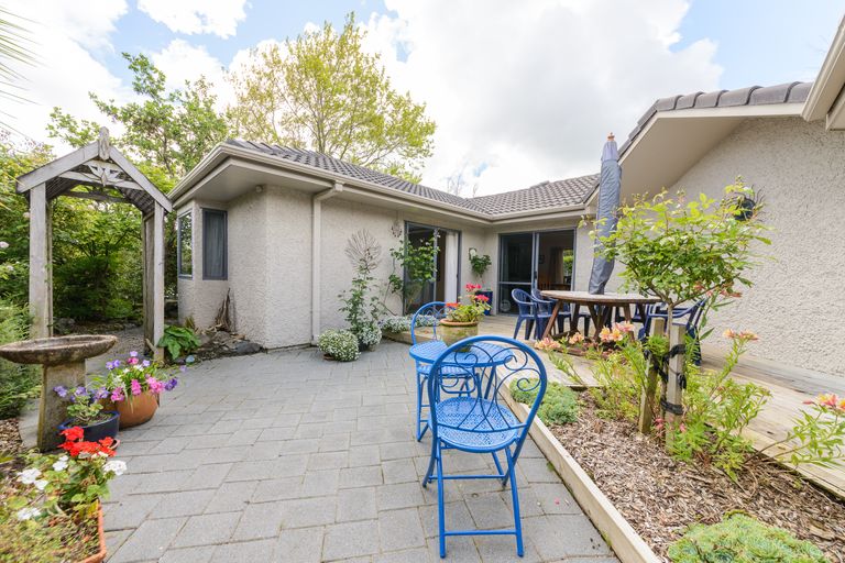 Photo of property in 24 Greenwood Place, Fitzherbert, Palmerston North, 4410
