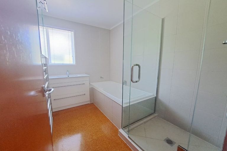 Photo of property in 5 South Pacific Place, Henderson, Auckland, 0612