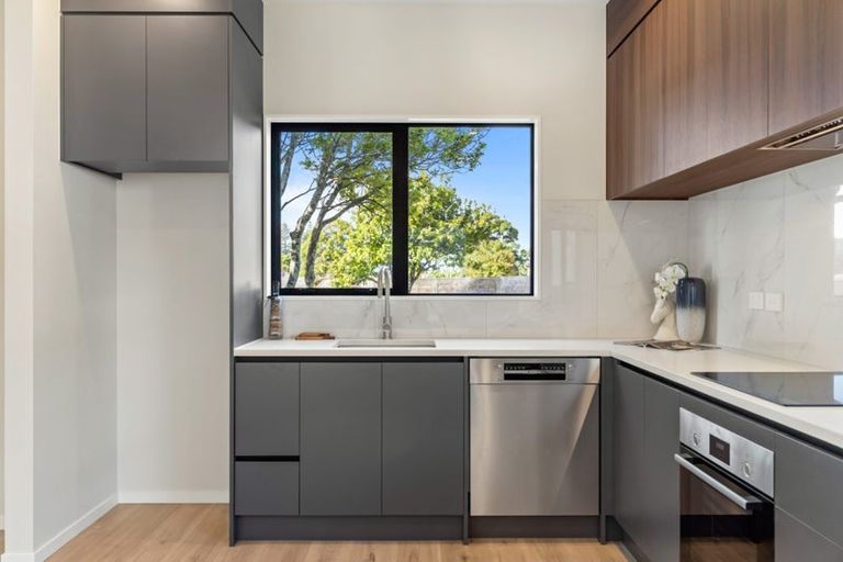 Photo of property in 4/51 Point England Road, Point England, Auckland, 1072