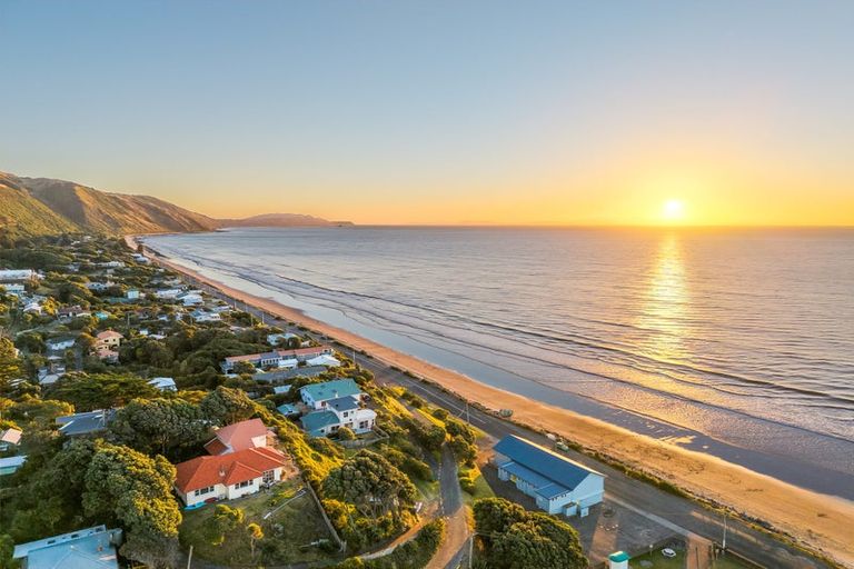 Photo of property in 15 Pingau Street, Paekakariki, 5034