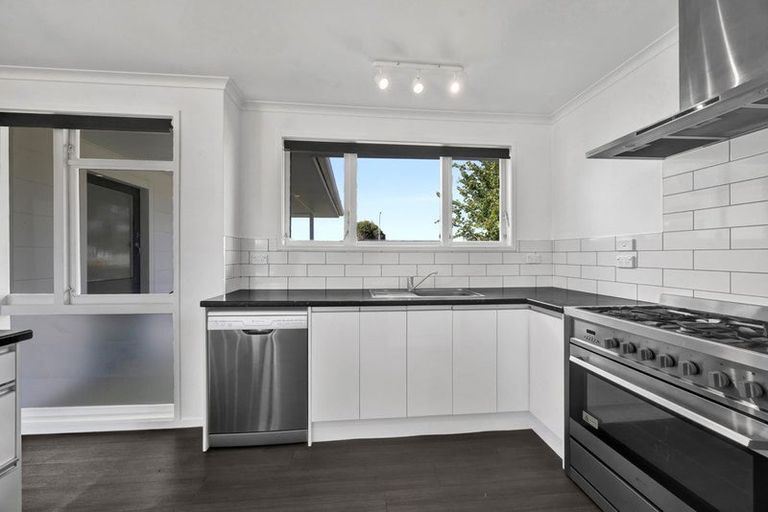 Photo of property in 37 Kamahi Avenue, Hawera, 4610