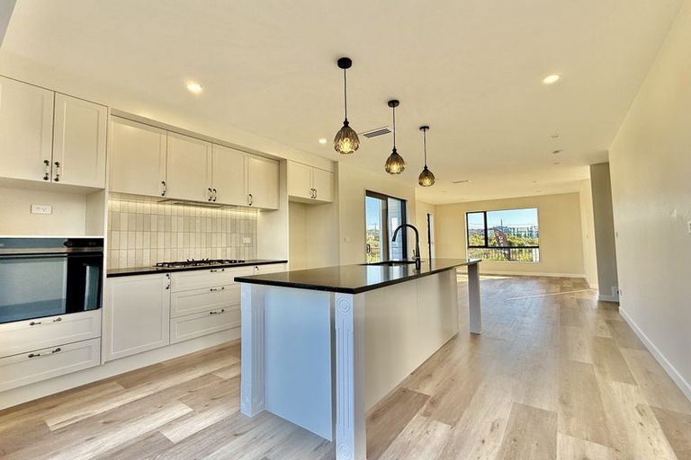 Photo of property in 136 Vintry Drive, Kumeu, 0810