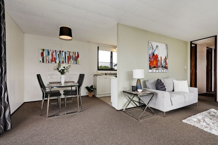 Photo of property in 1/4 Hanson Place, West Harbour, Auckland, 0618