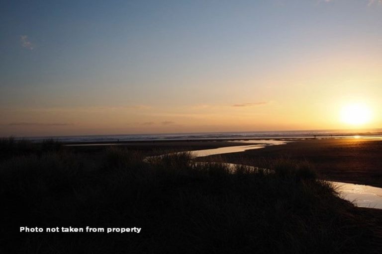 Photo of property in 127 Marine Parade North, Piha, New Lynn, 0772
