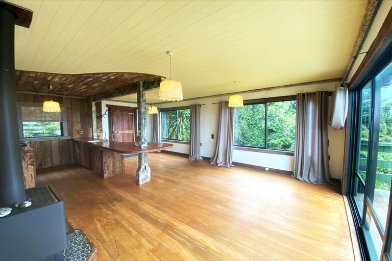 Photo of property in 1736 East Coast Road, Whakatiwai, Miranda, 2473