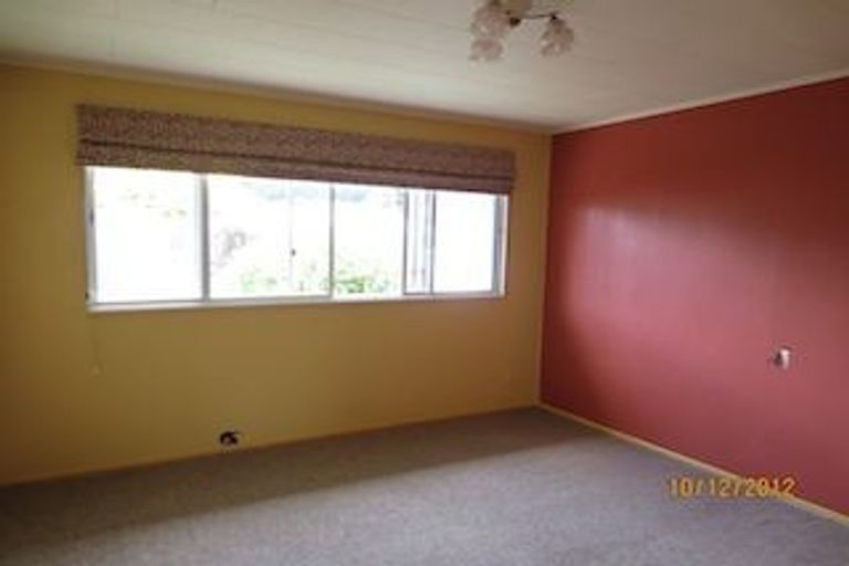 Photo of property in 1/1a Sequoia Place, Maoribank, Upper Hutt, 5018